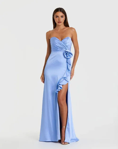 Robe bustier en satin bleu clair Weitese, avec volants floraux et fente haute, pour une robe de bal élégante et opulente.